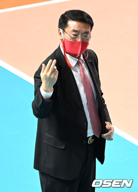 1세트, 페퍼저축은행 김형실 감독이 선수 교체를 지시하고 있다. 2021.12.29 / dreamer@osen.co.kr