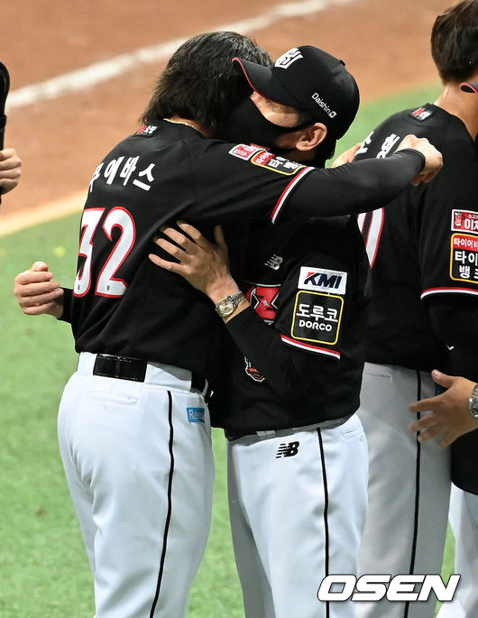 KT 이강철 감독이 쿠에바스와 포옹을 하고 있다. 2021.11.18 /jpnews@osen.co.kr