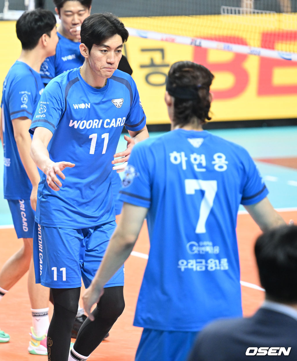 3세트 우리카드 김재휘가 하현용과 교체되고 있다. 2021.12.29 /ksl0919@osen.co.kr