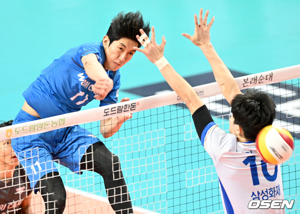 1세트 우리카드 김재휘가 강타를 하고 있다. 2021.12.29 /ksl0919@osen.co.kr