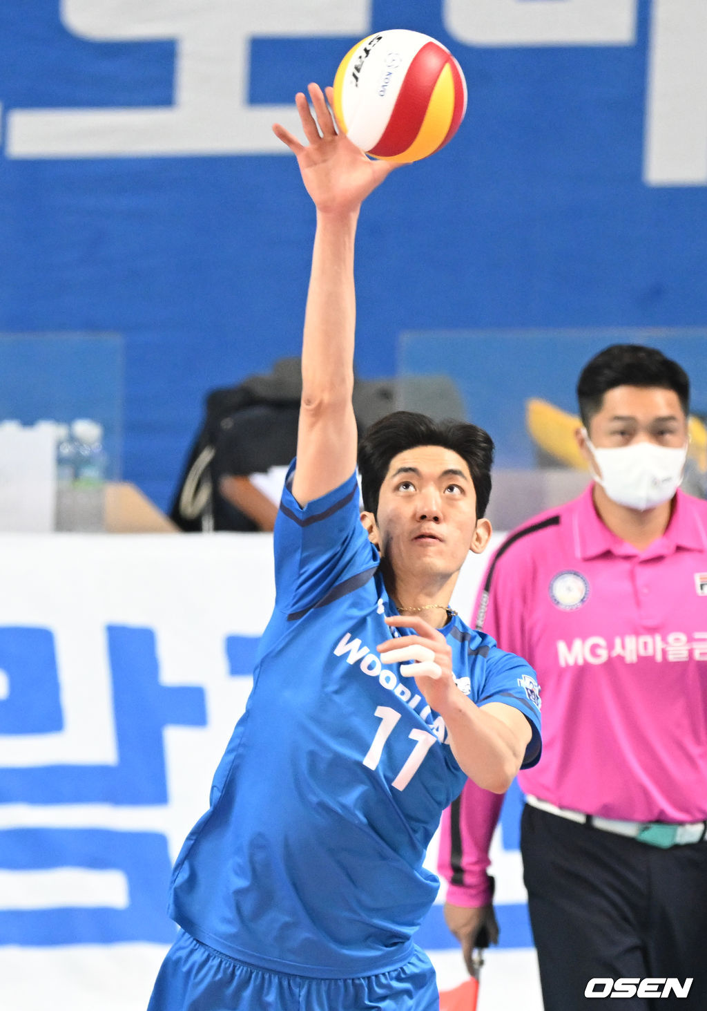 1세트 우리카드 김재휘가 서브를 하고 있다. 2021.12.29 /ksl0919@osen.co.kr