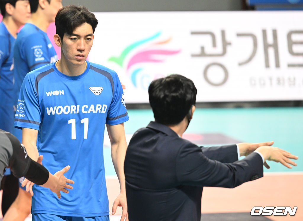 3세트 우리카드 김재휘가 신영철 감독과 이야기를 나누고 있다. 2021.12.29 /ksl0919@osen.co.kr