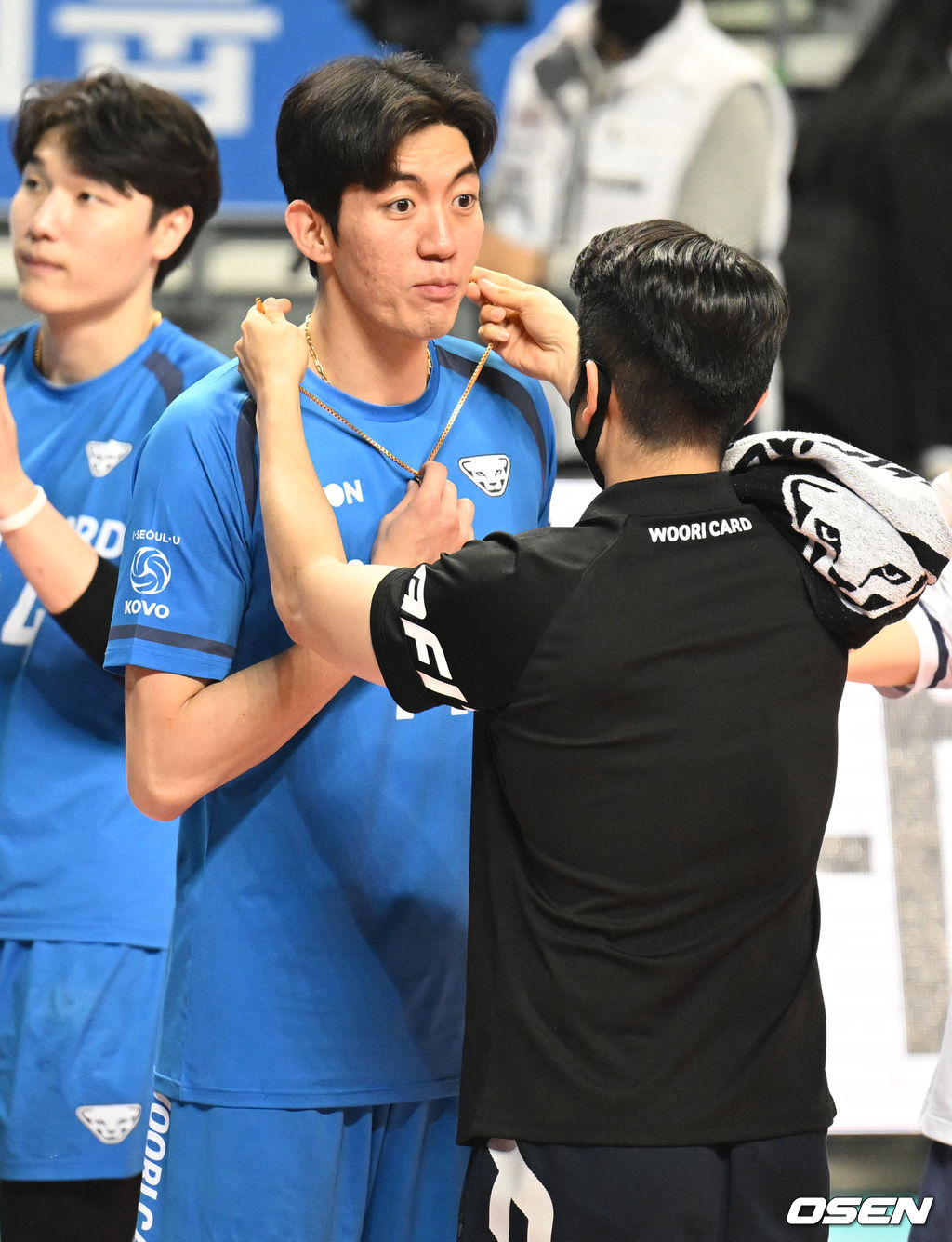 경기종료 후 우리카드 관계자가 김재휘에게 기념 목걸이를 걸어주고 있다. 2021.12.29 /ksl0919@osen.co.kr