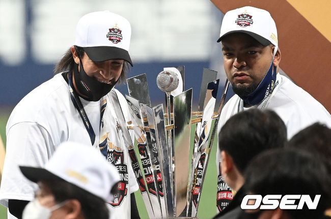 KT와 재계약 한 쿠에바스와 데스파이네(왼쪽부터) /OSEN DB