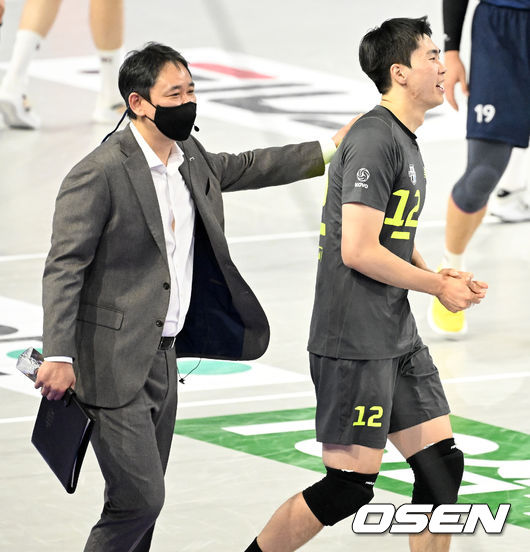 1세트, 현대캐피탈 전광인이 최태웅 감독의 격려를 받고 있다. 2021.12.30 / dreamer@osen.co.kr