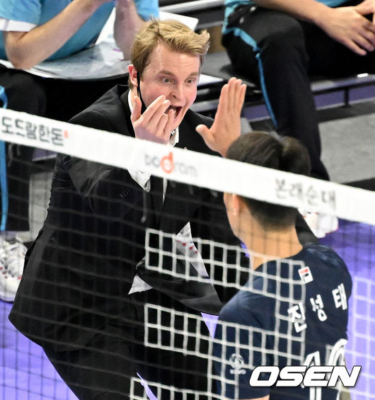 1세트, 대한항공 틸리카이넨 감독이 작전 지시를 내리고 있다. 2021.12.30 / dreamer@osen.co.kr