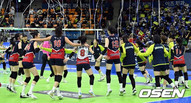 리그 선두 현대건설이 6연승을 질주했다.현대건설은 30일 수원 실내체육관에서 열린 ‘도드람 2021-2022 V-리그’ 4라운드 GS칼텍스와의 경기에서 세트스코어 3-1(22-25, 25-20, 25-23, 25-18)로 승리했다.경기 종료 후 현대건설이 승리를 기뻐하고 있다. 2021.12.30 /cej@osen.co.kr