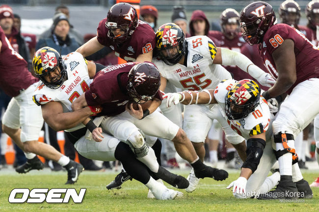 [사진] 헬맷에 뉴욕 양키스 로고를 새긴 버지니아 텍 선수들이 30일(한국시간) 양키스타디움에서 열린 핀스트라이프 볼에서 메릴랜드와 치열한 경기를 펼치고 있다.ⓒGettyimages(무단전재 및 재배포 금지)