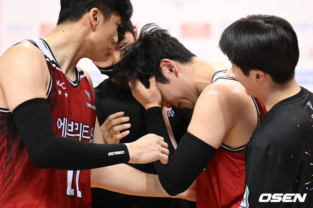 안양체육관에서 열린 2021~2022 KGC인삼공사 정관장 프로농구 안양 KGC와 원주 DB의 경기, 4쿼터 자유투를 실패했던 KGC 변준형이 자책을 하고 있다. 2021.12.31 /sunday@osen.co.kr