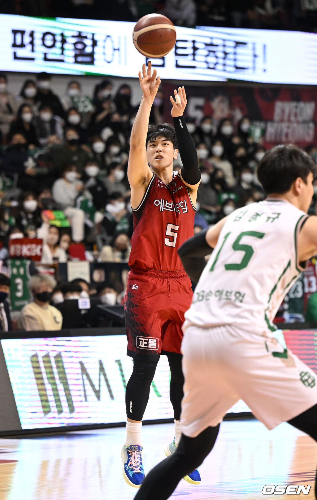 안양체육관에서 열린 2021~2022 KGC인삼공사 정관장 프로농구 안양 KGC와 원주 DB의 경기, KGC 변준형이 슛을 시도하고 있다. 2021.12.31 /sunday@osen.co.kr
