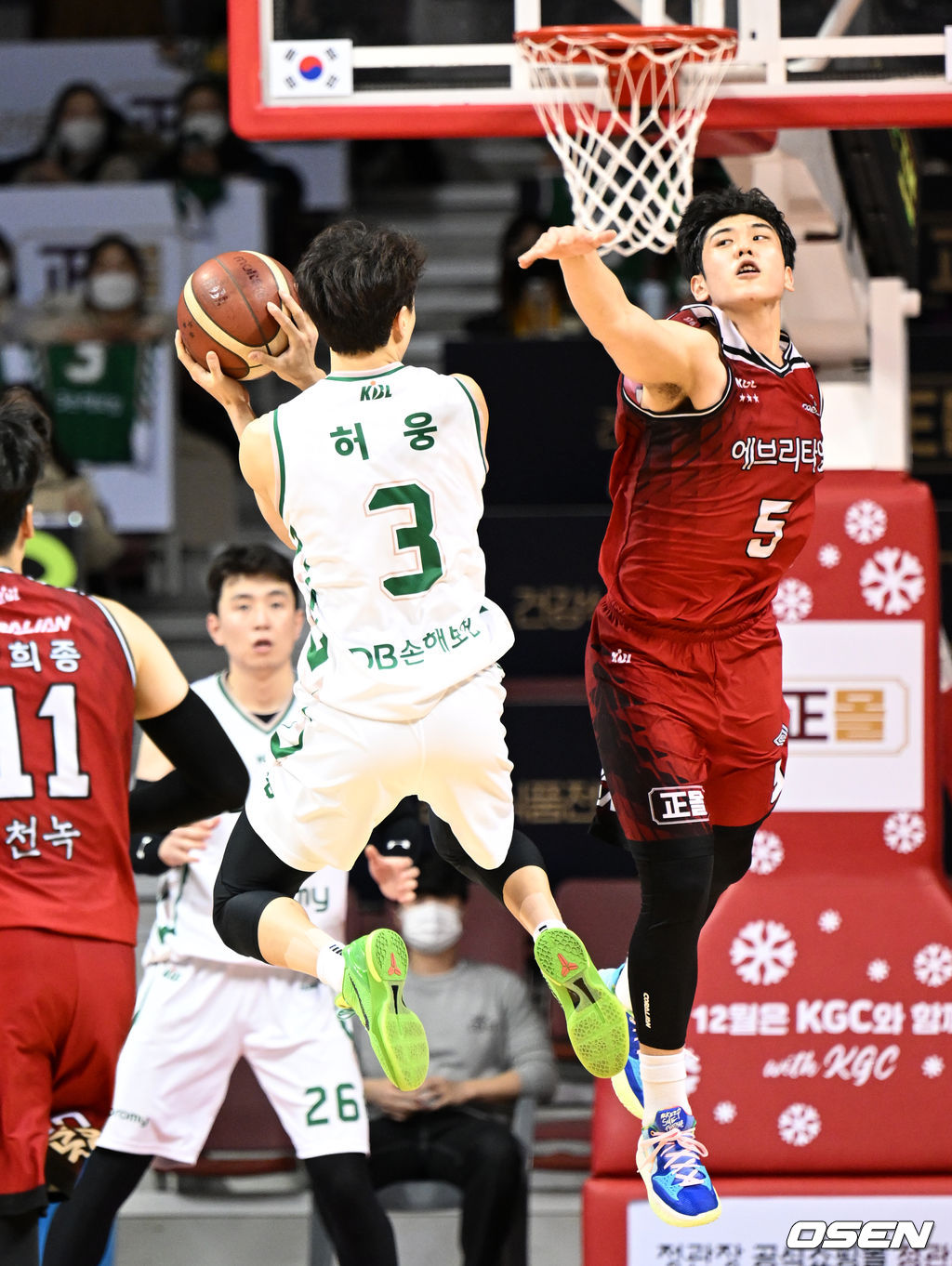 안양체육관에서 열린 2021~2022 KGC인삼공사 정관장 프로농구 안양 KGC와 원주 DB의 경기, 4쿼터 KGC 변준형이 DB 허웅의 끝내기 턴오버를 끌어내는 수비를 펼치고 있다. 2021.12.31 /sunday@osen.co.kr
