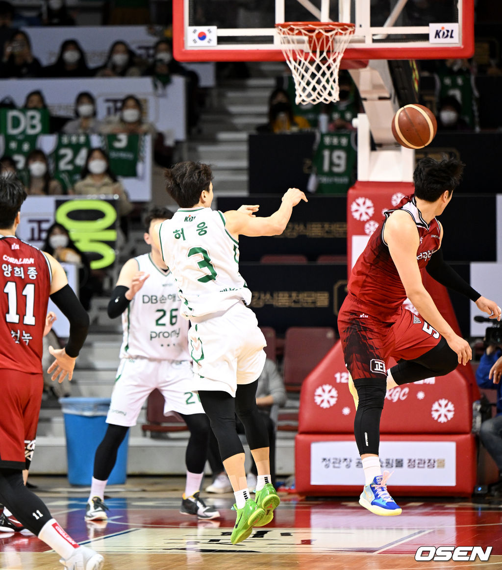 안양체육관에서 열린 2021~2022 KGC인삼공사 정관장 프로농구 안양 KGC와 원주 DB의 경기, 4쿼터 DB 허웅의 끝내기 턴오버를 범하고 있다. 2021.12.31 /sunday@osen.co.kr