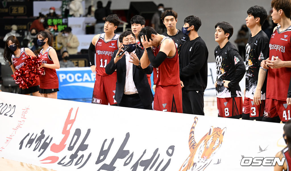 안양체육관에서 열린 2021~2022 KGC인삼공사 정관장 프로농구 안양 KGC와 원주 DB의 경기, 4쿼터 자유투를 실패했던 KGC 변준형이 자책을 하고 있다. 2021.12.31 /sunday@osen.co.kr