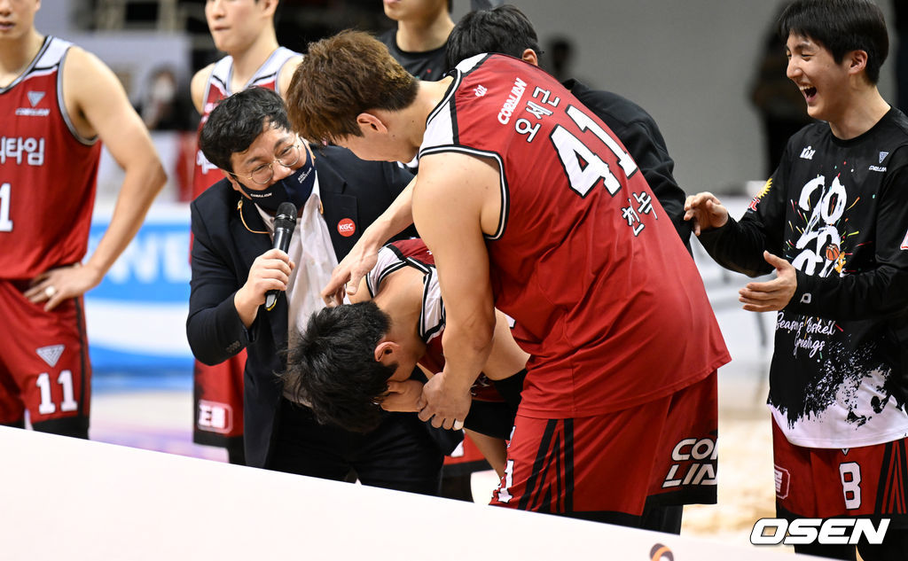 안양체육관에서 열린 2021~2022 KGC인삼공사 정관장 프로농구 안양 KGC와 원주 DB의 경기, 4쿼터 자유투를 실패했던 KGC 변준형이 자책을 하고 있다. 2021.12.31 /sunday@osen.co.kr