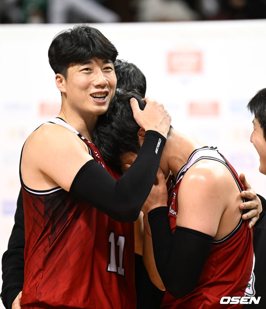 안양체육관에서 열린 2021~2022 KGC인삼공사 정관장 프로농구 안양 KGC와 원주 DB의 경기, 4쿼터 자유투를 실패했던 KGC 변준형이 자책을 하자 양희종이 격려하고 있다. 2021.12.31 /sunday@osen.co.kr