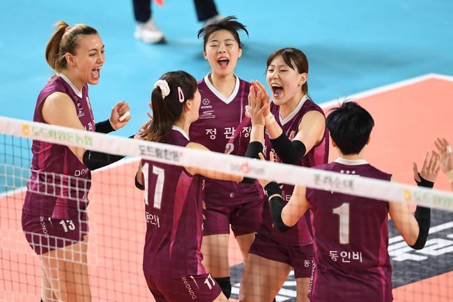 KGC인삼공사 선수들이 득점 후 기뻐하고 있다. /KOVO 제공