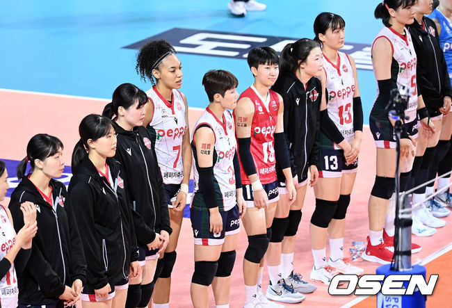 페퍼저축은행 선수들이 경기 종료 후 인사를 하고 있다.  2021.12.01 /OSEN DB