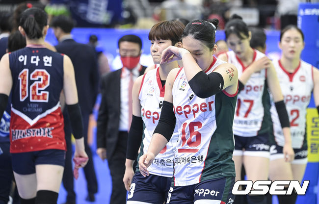 세트를 내준 페퍼저축은행 선수들이 아쉬워하며 코트 체인지를 하고 있다.   2012.12.22 /OSEN DB