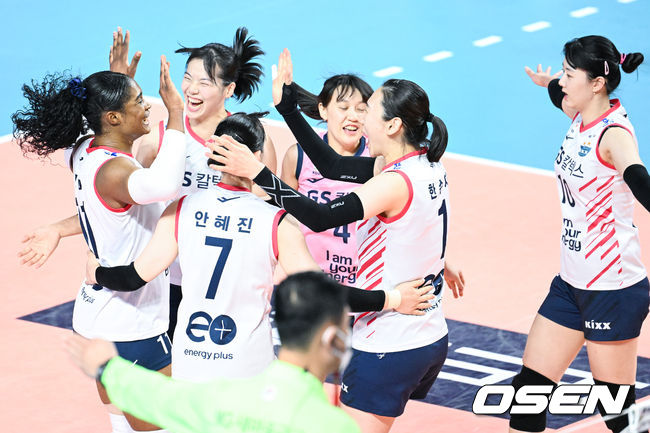 2일 오후 인천삼산체육관에서 ‘도드람 2021-2022 V-리그’ 여자부 흥국생명과 GS칼텍스의 경기가 진행됐다.1세트 승리를 가져온 GS칼텍스 선수들이 기뻐하고 있다. 2022.01.02 / soul1014@osen.co.kr