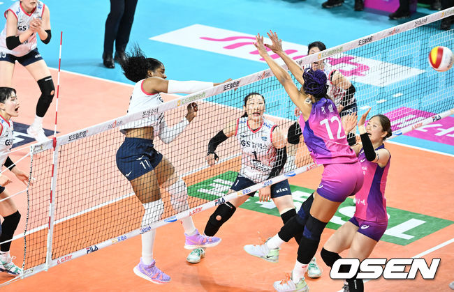 2일 오후 인천삼산체육관에서  ‘도드람 2021-2022 V-리그’ 여자부 흥국생명과 GS칼텍스의 경기가 진행됐다.1세트 GS칼텍스 모마가 강타를 날리고 있다.    2022.01.02 / soul1014@osen.co.kr