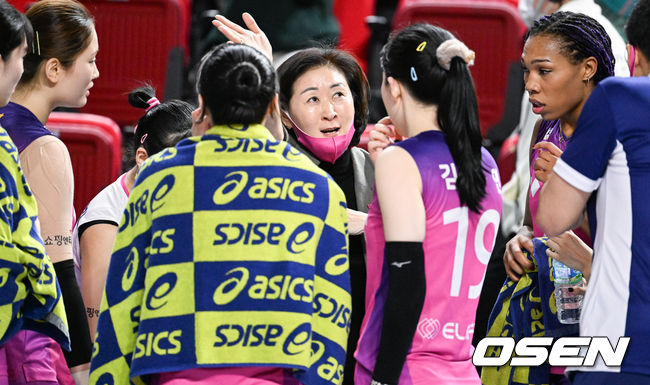 2일 오후 인천삼산체육관에서 ‘도드람 2021-2022 V-리그’ 여자부 흥국생명과 GS칼텍스의 경기가 진행됐다.2세트 흥국생명 박미희 감독이 작전지시를 하고 있다. 2022.01.02 / soul1014@osen.co.kr