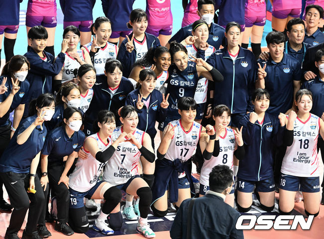 경기종료 후 GS칼텍스 선수들이 승리의 기쁨을 나누고 있다. 2022.01.02 / soul1014@osen.co.kr