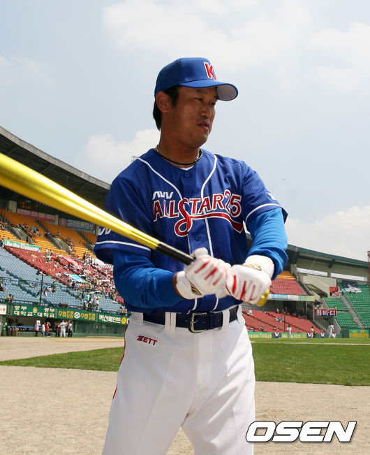 2006년 KBO 올드스타 올스타전 때 장종훈이 연습 스윙을 하고 있다. 2006.07.22 /OSEN DB