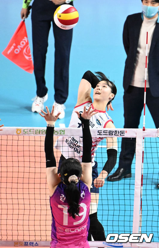 2일 오후 인천삼산체육관에서 ‘도드람 2021-2022 V-리그’ 여자부 흥국생명과 GS칼텍스의 경기가 진행됐다.1세트 GS칼텍스 유서연이 강타를 날리고 있다. 2022.01.02 / soul1014@osen.co.kr