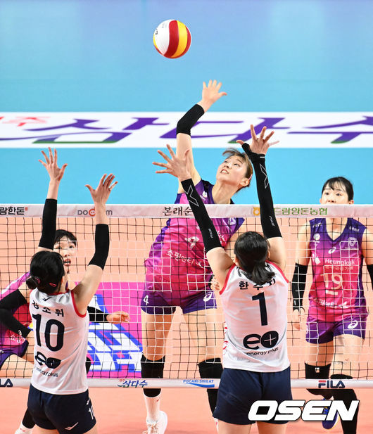 2세트 흥국생명 이주아가 강타를 날리고 있다.  2022.01.02 / soul1014@osen.co.kr