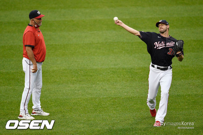 [사진] 폴 멘하트 코치, 맥스 슈어저 ⓒGettyimages(무단전재 및 재배포 금지)