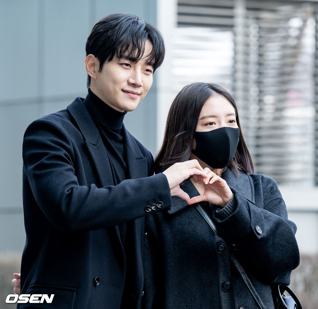이준호 (2PM)와 이세영이 방송을 위해 입장하던 중 사옥 입구에서 포즈를 취하고 있다. 21.12.28/rumi@osen.co.kr