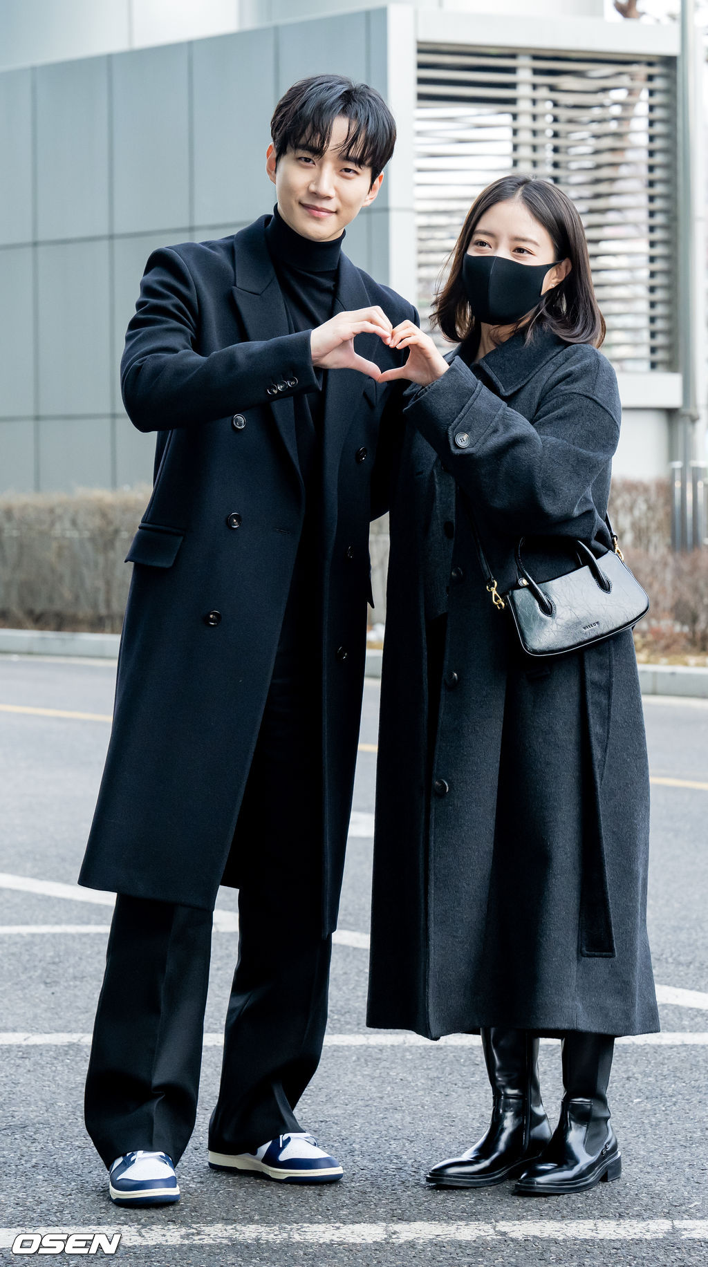이준호와 이세영이 방송을 위해 입장하던 중 사옥 입구에서 포즈를 취하고 있다. 21.12.28/rumi@osen.co.kr