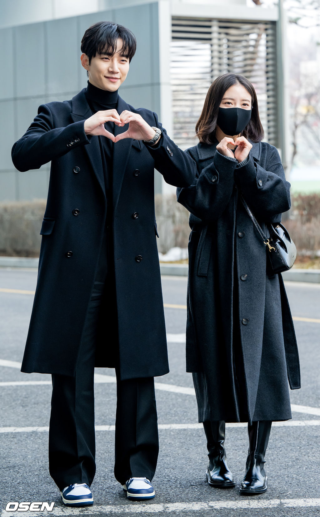 이준호와 이세영이 방송을 위해 입장하던 중 사옥 입구에서 포즈를 취하고 있다. 21.12.28/rumi@osen.co.kr