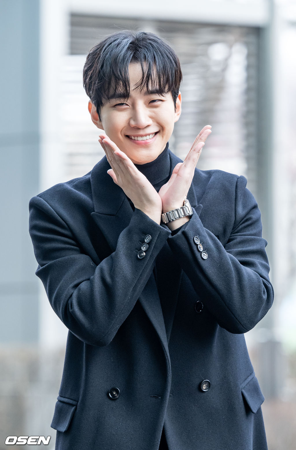 이준호가 방송을 위해 입장하던 중 사옥 입구에서 포즈를 취하고 있다. 21.12.28/rumi@osen.co.kr