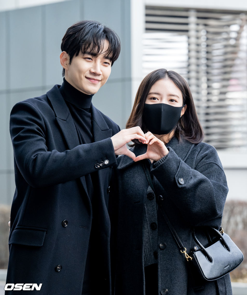 이준호 (2PM)와 이세영이 방송을 위해 입장하던 중 사옥 입구에서 포즈를 취하고 있다. 21.12.28/rumi@osen.co.kr
