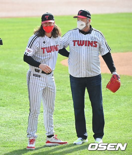 준플레이오프에서 시구와 시포를 한 켈리 부자. / OSEN DB