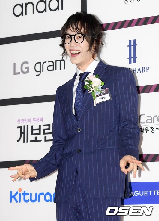 8일 오후 서울 중구 서울신라호텔 다이너스티 홀 로비에서 2020 브랜드 고객충성도 대상 포토월 행사가 열렸다.가수 양준일이 포즈를 취하고 있다. /cej@osen.co.kr