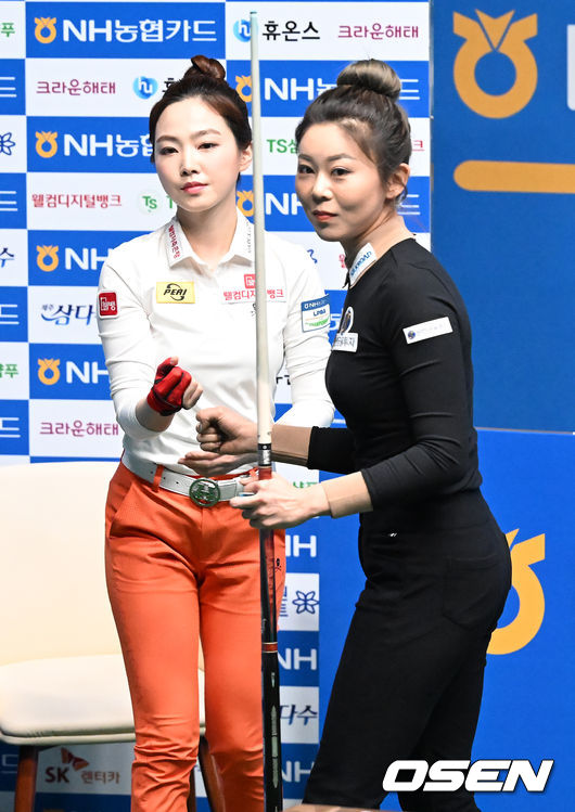 김가영이 차유람을 세트 스코어 3-0으로 꺾고 결승에 올라가며 김가영이 차유람과 하이파이브를 하고 있다. 2022.01.03 /rumi@osen.co.kr