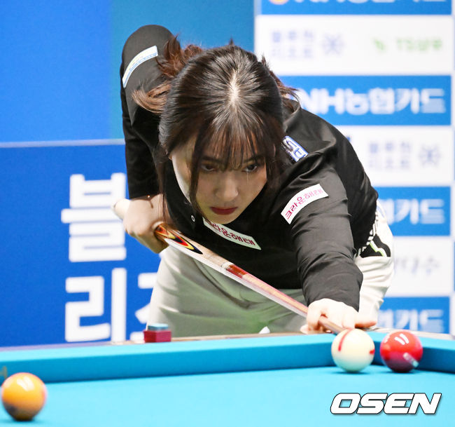 강지은이 신중하게 샷을 하고 있다. 2022.01.03 /rumi@osen.co.kr