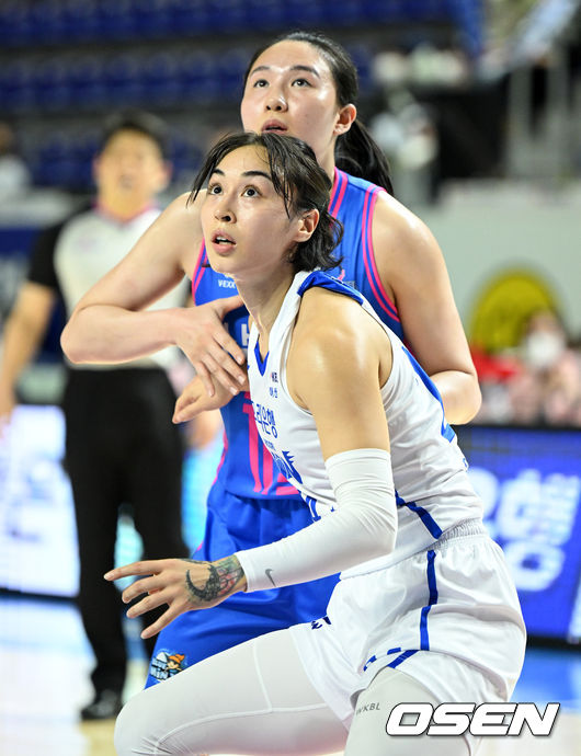 2쿼터 삼성생명 김단비와 우리은행 김소니아가 리바운드를 위해 자리 다툼을 벌이고 있다. 2022.01.03 /jpnews@osen.co.kr