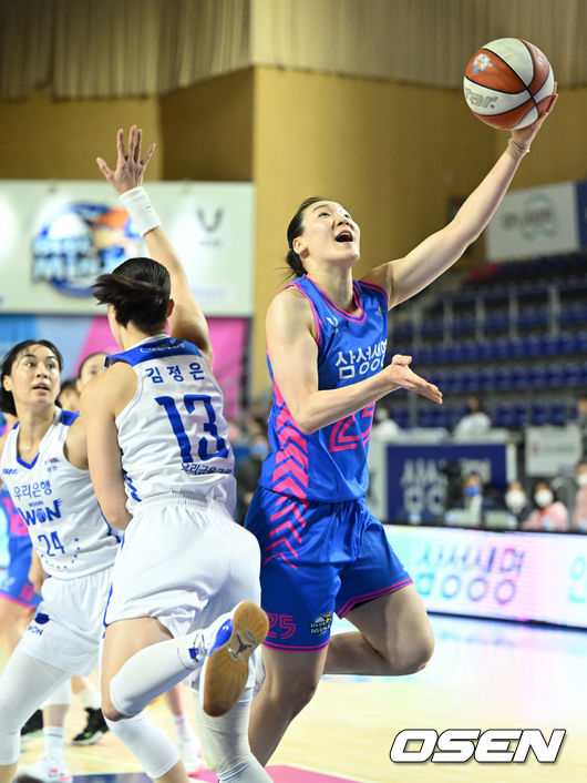 1쿼터 삼성생명 배혜윤이 우리은행 김정은의 수비를 피해 슛을 시도하고 있다. 2022.01.03 /jpnews@osen.co.kr