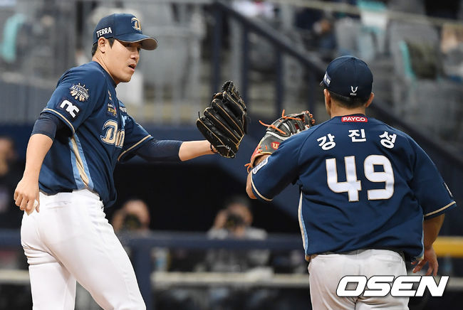 2020 한국시리즈 당시 김진성이 1루수 강진성과 하이파이브를 하고 있다. 강진성은 올 겨울 두산으로 이적, 잠실 라이벌이 됐다. /OSEN DB