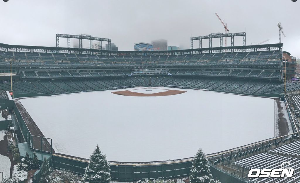 [사진] 눈 덮힌 쿠어스 필드. <콜로라도 로키스 트위터 캡처>