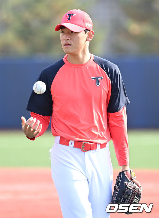 KIA 타이거즈에 입단한 신인 김도영이 마무리 훈련을 하고 있다./OSEN DB