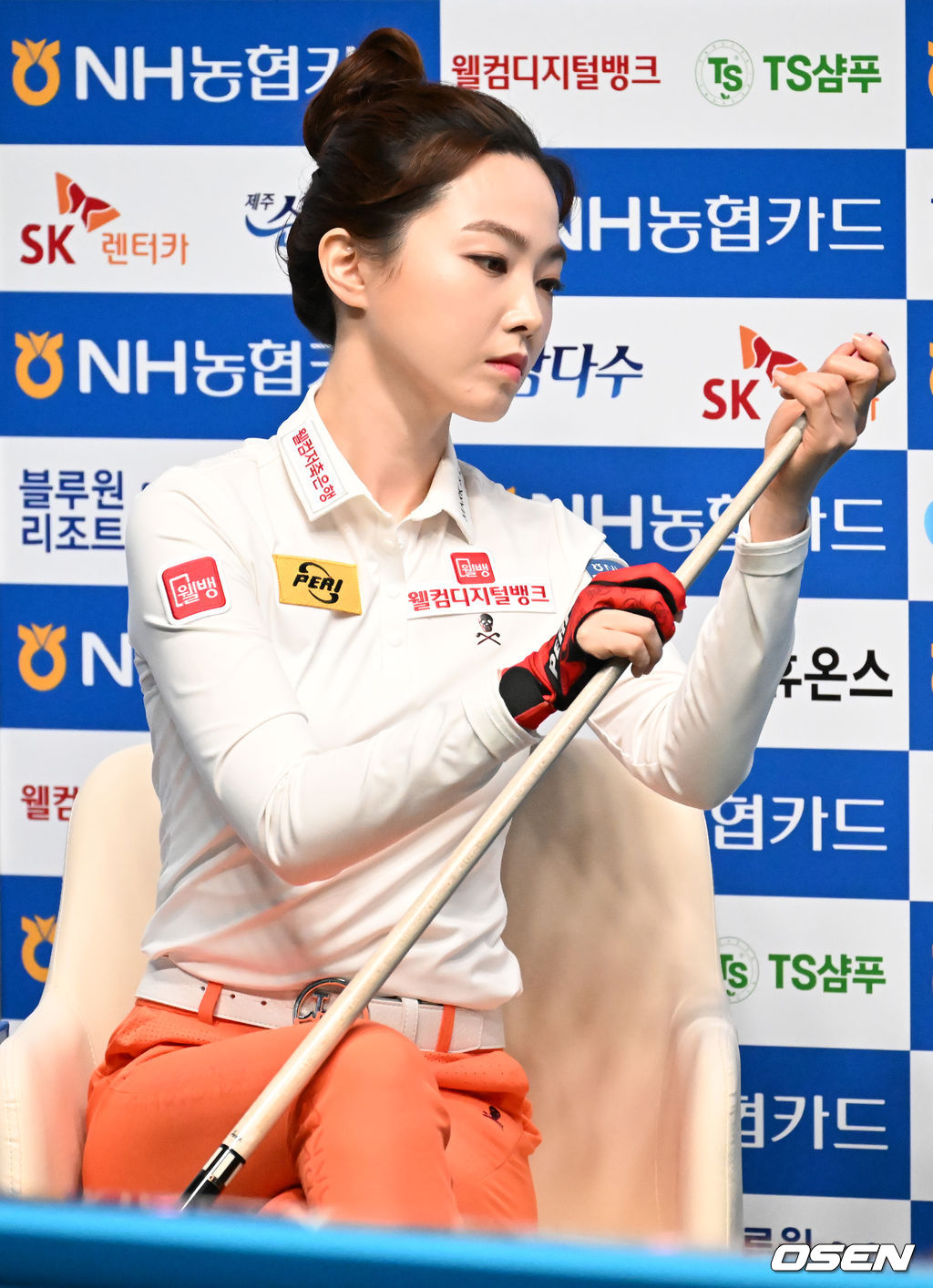 차유람이 큐대에 초크를 묻히고 있다. 2022.01.03 /rumi@osen.co.kr