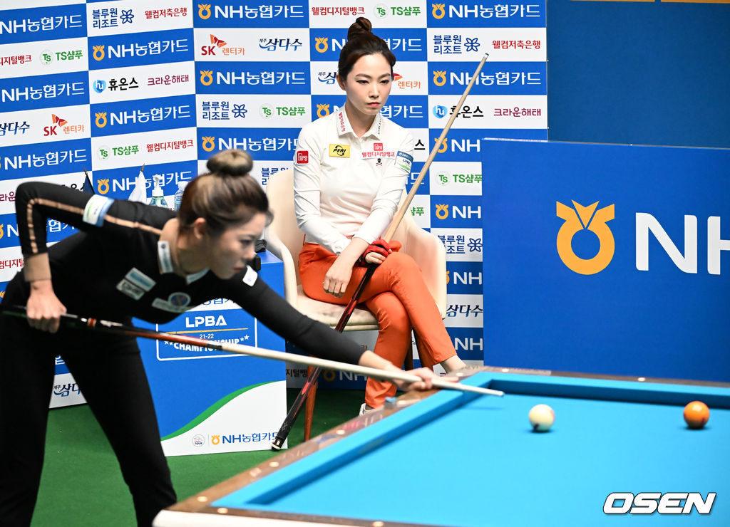 차유람이 김가영의 샷을 지켜보고 있다. 2022.01.03 /rumi@osen.co.kr