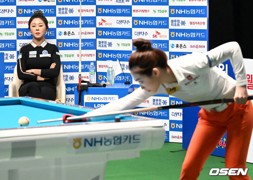 김가영이 차유람의 샷을 지켜보고 있다. 2022.01.03 /rumi@osen.co.kr