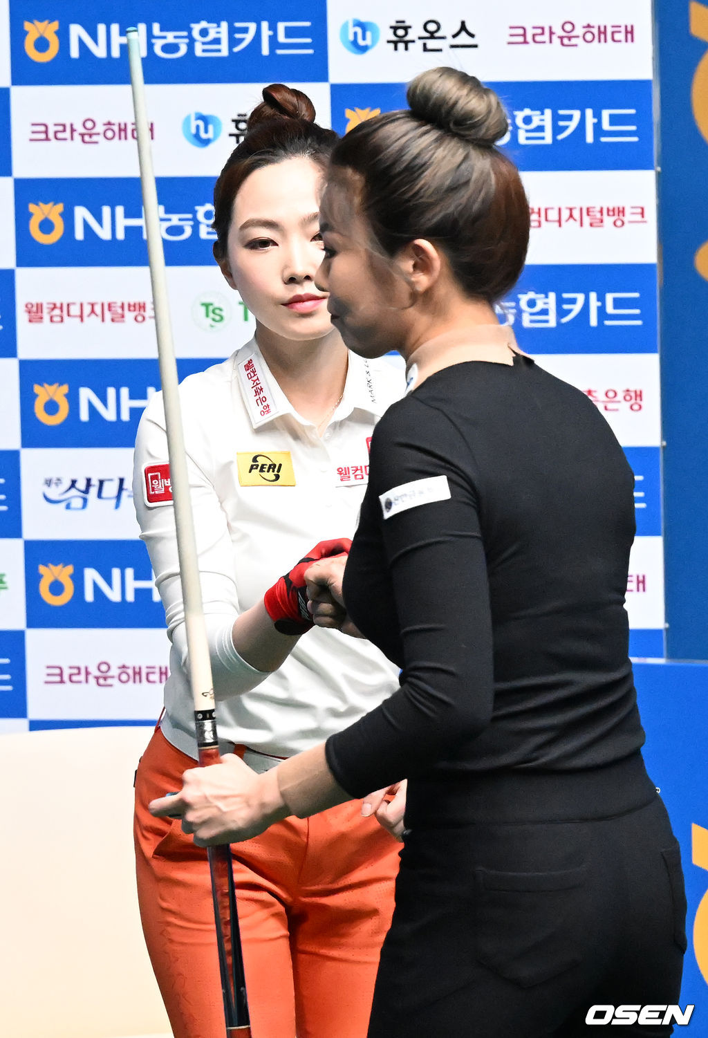 김가영이 차유람을 세트 스코어 3-0으로 꺾고 결승에 올라가며 김가영이 차유람과 하이파이브를 하고 있다. 2022.01.03 /rumi@osen.co.kr