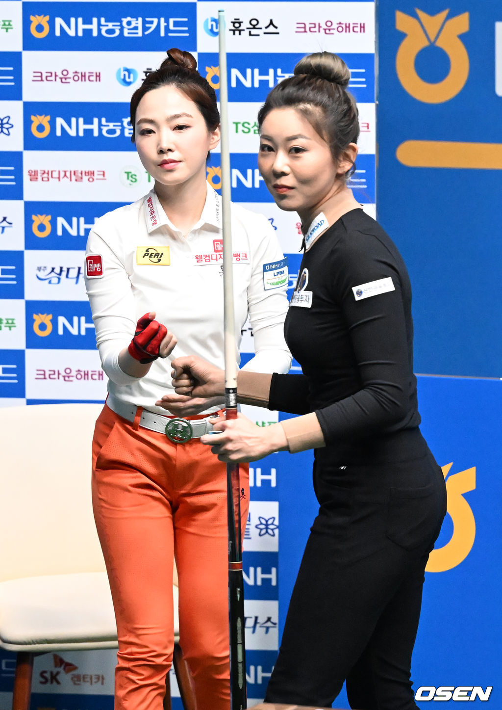 김가영이 차유람을 세트 스코어 3-0으로 꺾고 결승에 올라가며 김가영이 차유람과 하이파이브를 하고 있다. 2022.01.03 /rumi@osen.co.kr