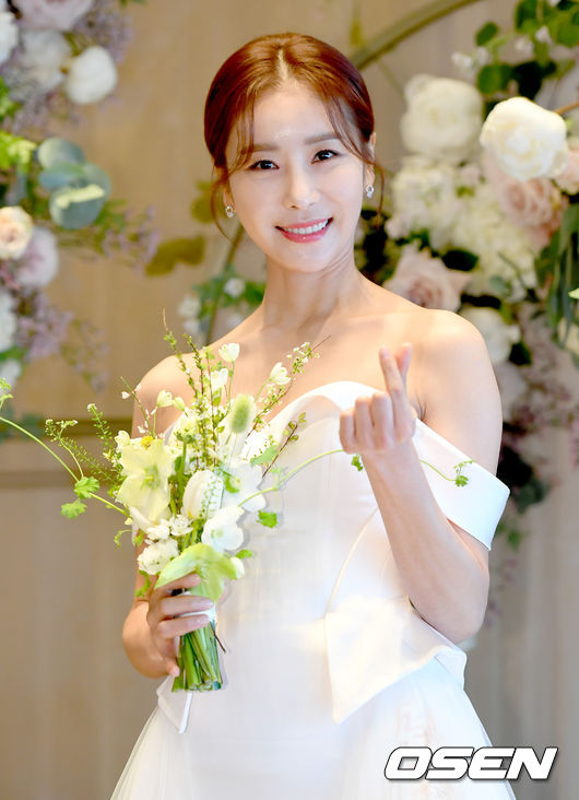 5일 오후 서울 신천동 롯데 시그니엘호텔에서 배우 한다감(한은정) 결혼 기자회견이 열렸다. <br /><br />배우 한다감(한은정)이 포토타임을 하고있다./ksl0919@osen.co.kr